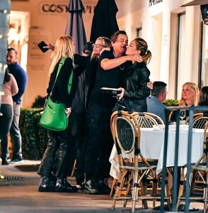 cameron-diaz-and-benji-madden-on-double-date-with-sheryl-berkoff-amd-rob-lowe-in-los-angeles-10-01-2023-4.jpg