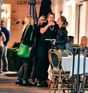 cameron-diaz-and-benji-madden-on-double-date-with-sheryl-berkoff-amd-rob-lowe-in-los-angeles-10-01-2023-5.jpg