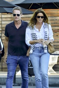 cindy-crawford-and-rande-gerber-at-maxfield-in-west-hollywood-10-11-2023-8.jpg