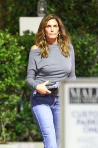 cindy-crawford-and-rande-gerber-leaves-lucky-s-restaurant-in-malibu-10-27-2023-5.jpg