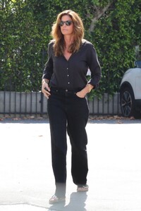 cindy-crawford-arrives-at-an-office-in-malibu-10-25-2023-0.jpg