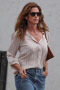 cindy-crawford-arrives-at-cross-creek-mall-in-malibu-10-23-2023-1.jpg