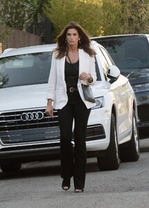 cindy-crawford-out-and-about-in-los-angeles-10-18-2023-0.jpg