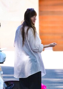 dakota-johnson-celebrating-her-goddaughter-s-birthday-in-los-angeles-10-22-2023-1.jpg