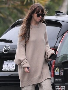 dakota-johnson-leaves-a-market-in-malibu-09-17-2023-6.jpg