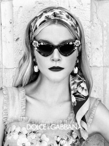 dolce-and-gabbana-summer-2020-woman-eyewear-advertising-campaign-33.thumb.jpg.fcb1b0340b5e6fba7f5f00357cb2a498.jpg