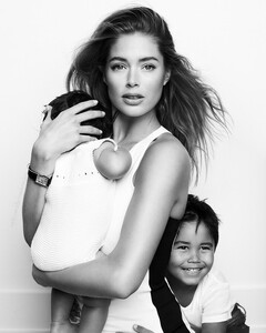 doutzen-kroes-sunnery-james-by-paul-bellaart-for-vogue-netherlands-march-2015-5.thumb.jpg.273063f6c181025c337cc975e5d5928c.jpg