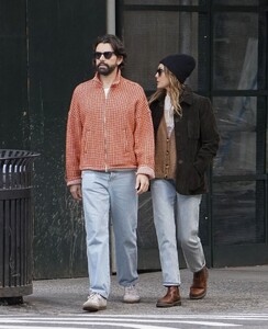 elizabeth-olsen-and-robbie-arnet-out-and-about-in-new-york-10-22-2023-3.jpg