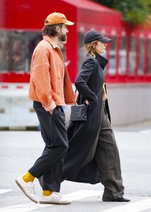 elizabeth-olsen-and-robbie-arnett-out-in-new-york-10-19-2023-3.jpg