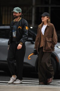 elizabeth-olsen-and-robbie-arnett-out-in-new-york-10-20-2023-0.jpg