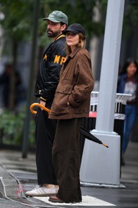 elizabeth-olsen-and-robbie-arnett-out-in-new-york-10-20-2023-4.jpg