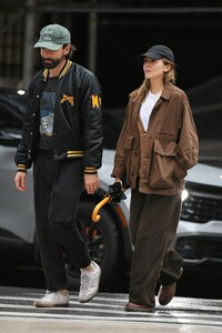 elizabeth-olsen-and-robbie-arnett-out-in-new-york-10-20-2023-6.jpg