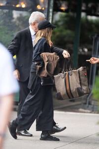 elizabeth-olsen-arrives-at-her-hotel-in-new-york-07-30-2023-3.jpg