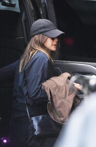 elizabeth-olsen-arrives-at-her-hotel-in-new-york-07-30-2023-5.jpg