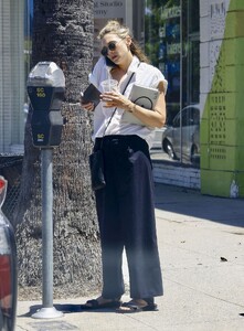 elizabeth-olsen-leaves-a-bookstore-in-studio-city-07-20-2023-1.jpg