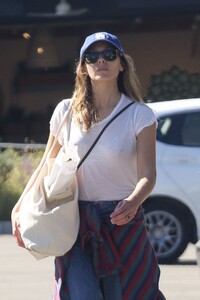 elizabeth-olsen-out-for-grocery-shopping-in-studio-city-10-14-2023-1.jpg