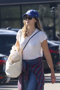 elizabeth-olsen-out-for-grocery-shopping-in-studio-city-10-14-2023-3.jpg