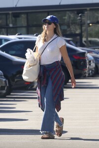 elizabeth-olsen-out-for-grocery-shopping-in-studio-city-10-14-2023-4.jpg