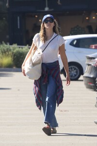 elizabeth-olsen-out-for-grocery-shopping-in-studio-city-10-14-2023-5.jpg