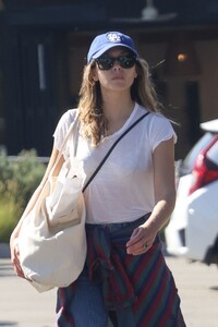 elizabeth-olsen-out-for-grocery-shopping-in-studio-city-10-14-2023-6.jpg