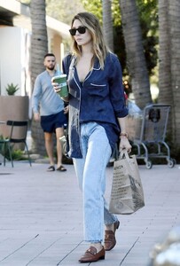 elizabeth-olsen-out-for-smoothie-at-erewhon-market-in-los-angeles-10-16-2023-1.jpg