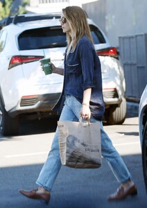 elizabeth-olsen-out-for-smoothie-at-erewhon-market-in-los-angeles-10-16-2023-6.jpg