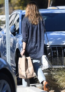 elizabeth-olsen-out-shopping-at-erewhon-market-in-los-angeles-10-16-2023-1.jpg