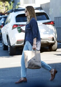 elizabeth-olsen-out-shopping-at-erewhon-market-in-los-angeles-10-16-2023-4.jpg