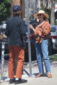 elizabeth-olsen-out-with-friend-for-lunch-at-little-dom-s-in-los-feliz-06-27-2023-1.jpg