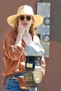 elizabeth-olsen-out-with-friend-for-lunch-at-little-dom-s-in-los-feliz-06-27-2023-3.jpg