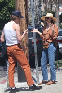 elizabeth-olsen-out-with-friend-for-lunch-at-little-dom-s-in-los-feliz-06-27-2023-5.jpg