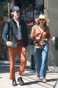 elizabeth-olsen-out-with-friend-for-lunch-at-little-dom-s-in-los-feliz-06-27-2023-6.jpg