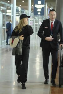 gisele-bundchen-arrives-in-paris-09-30-2023-0.jpg