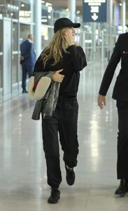 gisele-bundchen-arrives-in-paris-09-30-2023-1.jpg