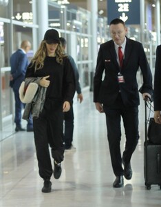 gisele-bundchen-arrives-in-paris-09-30-2023-2.jpg