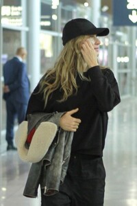 gisele-bundchen-arrives-in-paris-09-30-2023-3_thumbnail.jpg