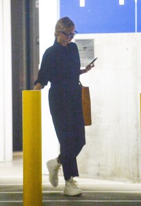 gwyneth-paltrow-out-and-about-in-los-angeles-09-24-2023-5.thumb.jpg.0ddc82c58dfb6c58eeecc4816dd5950f.jpg