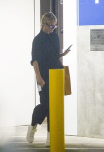 gwyneth-paltrow-out-and-about-in-los-angeles-09-24-2023-6.thumb.jpg.4fbee855ccb09c33b69061142b0e0c0d.jpg