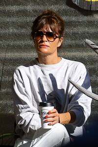 helena-christensen-and-a-friend-out-for-coffee-in-new-york-10-19-2023-3.jpg