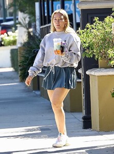 hialry-duff-and-matthew-coma-leaves-western-bagel-in-studio-city-10-15-2023-4.jpg