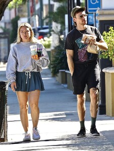 hialry-duff-and-matthew-coma-leaves-western-bagel-in-studio-city-10-15-2023-6.jpg