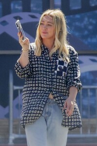 hilary-duff-at-a-pumpkin-shopping-trip-at-ralph-s-in-studio-city-10-06-2023-0.jpg