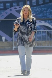 hilary-duff-at-a-pumpkin-shopping-trip-at-ralph-s-in-studio-city-10-06-2023-1.jpg
