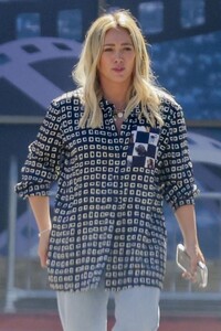 hilary-duff-at-a-pumpkin-shopping-trip-at-ralph-s-in-studio-city-10-06-2023-4.jpg