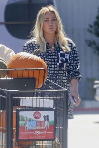 hilary-duff-at-a-pumpkin-shopping-trip-at-ralph-s-in-studio-city-10-06-2023-6.jpg