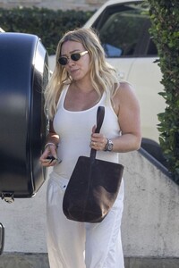 hilary-duff-out-and-about-in-studio-city-10-19-2023-3.jpg