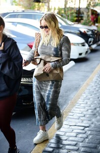 hilary-duff-out-in-los-angeles-10-11-2023-0.jpg
