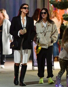 irina-shayk-and-emily-ratajkowski-out-for-dinner-in-new-york-10-21-2023-6.jpg