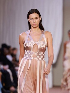 irina-shayk-at-alberta-ferretti-runway-show-at-milan-fashion-week-09-20-2023-2.jpg