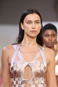 irina-shayk-at-alberta-ferretti-runway-show-at-milan-fashion-week-09-20-2023-3.jpg